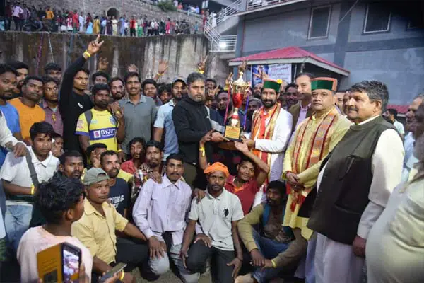 कुमारहट्टी में पिंकू इलेवन का मटकी फोड़ प्रतियोगिता पर कब्जा