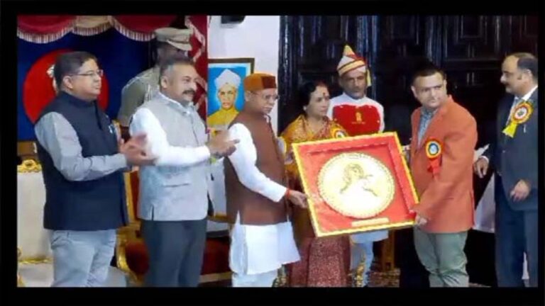 राज्य शिक्षक दिवस के अवसर पर जिला चंबा के शिक्षक दीपक कुमार को राज्य शिक्षक पुरस्कार से नवाजा।