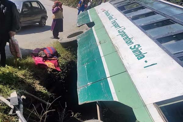 शिमला के ठियोग में एचआरटीसी बस दुर्घटनाग्रस्त