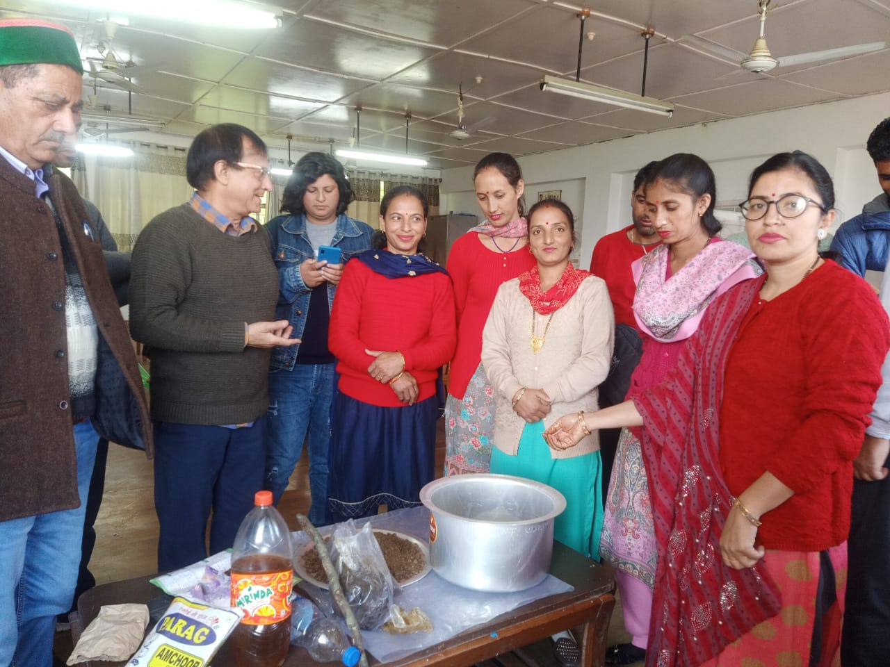 ग्रामीण युवाओं को कौशल प्रशिक्षण के अंतर्गत जीवामृत घनाजीवामृत बनाने की विधि व उसके लाभ की दी जानकारी