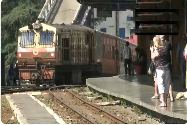 Kalka-Shimla Heritage Track पर टॉय ट्रेन फिर से शुरू होने से पर्यटकों में उत्साह
