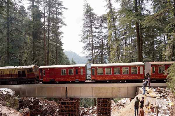 Kalka-Shimla Heritage Track पर टॉय ट्रेन फिर से शुरू होने से पर्यटकों में उत्साह 