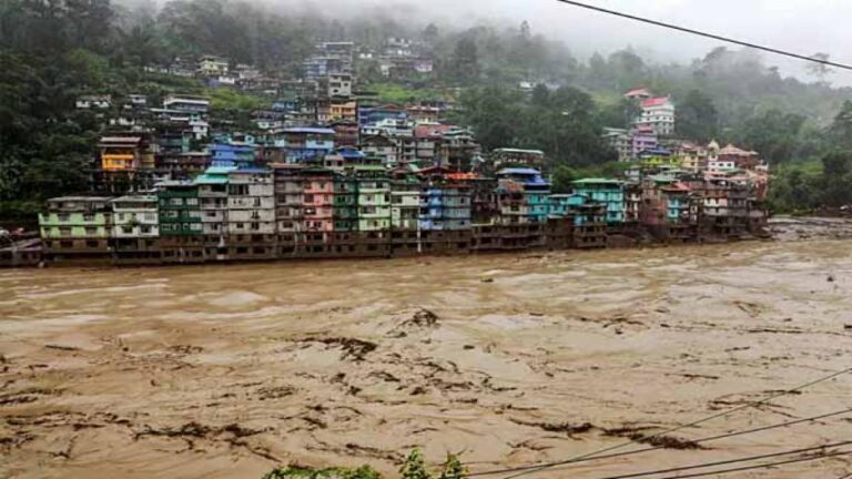 Sikkim Cloud Burst: सिक्किम में बादल फटने से 5 की मौत, जवानों समेत 40 लापता