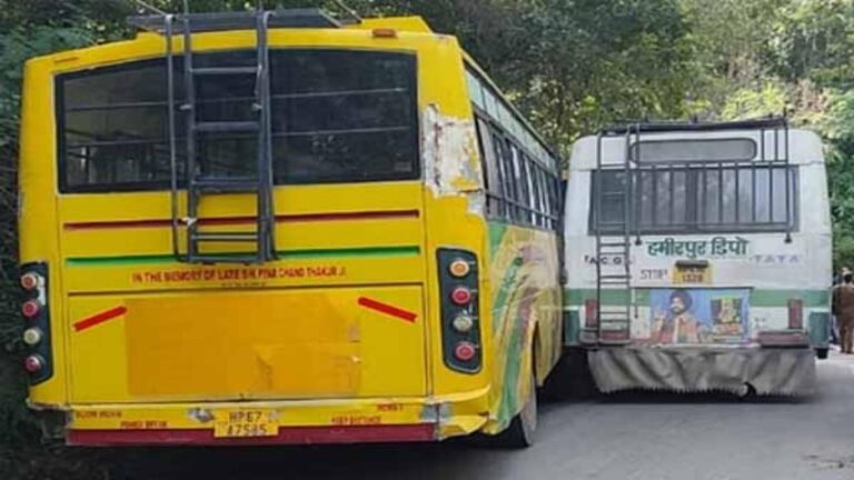 Hamirpur News: एचआरटीसी और निजी बस में टक्कर, बाल-बाल बची सवारियां
