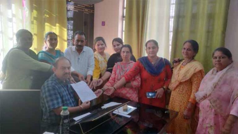 विकास खंड धर्मपुर के प्रधानों ने किया ज़िला पंचायत अधिकारी एवं कर्मचारी महासंघ की हड़ताल का समर्थन