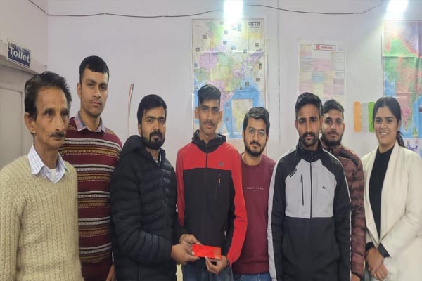 Hamirpur News: दिव्यांग आदर्श शर्मा को IRA Education Library ने किया सम्मानित