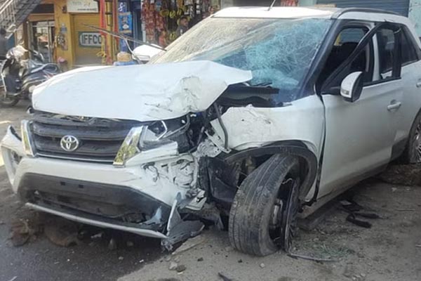 Bilaspur News: अनियंत्रित होकर दुकान में घुसी तेज रफ़्तार कार, हादसे में चालक घायल