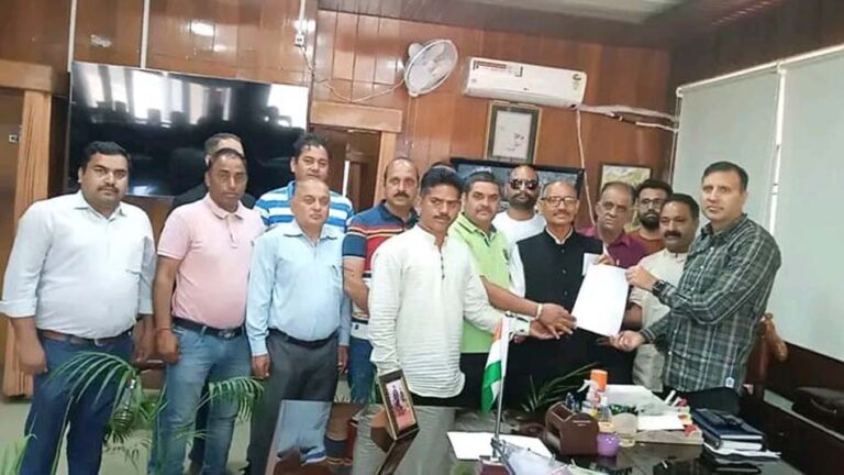 bilaspur news The arbitrariness of LIC officers should not dominate the common people.