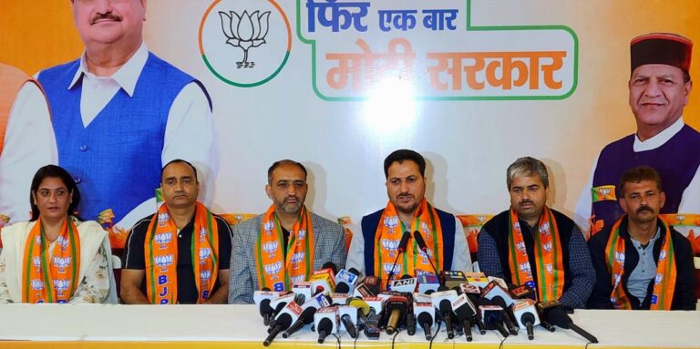 Shimla News: वीरभद्र की प्रतिमा को नहीं दिला पाए 2 गज ज़मीन,मंडी के मुद्दे क्या हल करेंगे विक्रमादित्य- राकेश जमवाल