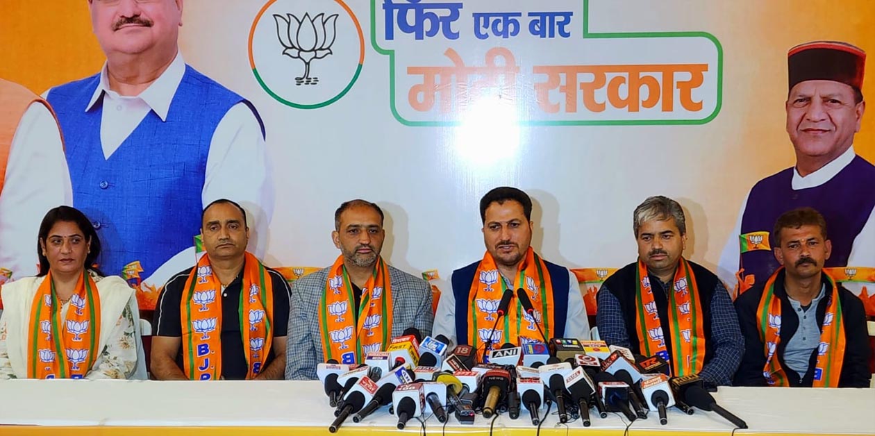 Shimla News: वीरभद्र की प्रतिमा को नहीं दिला पाए 2 गज ज़मीन,मंडी के मुद्दे क्या हल करेंगे विक्रमादित्य- राकेश जमवाल