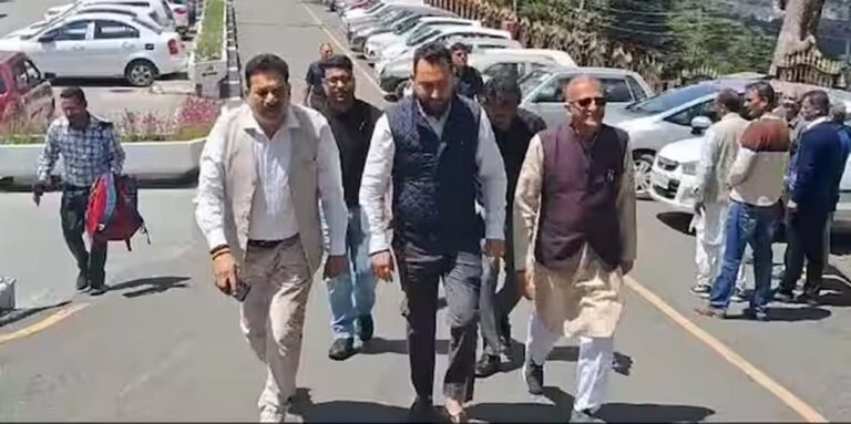Himachal News: विधानसभा स्पीकर के पास नोटिस का जवाब देने पहुंचे तीनों निर्दलीय विधायक