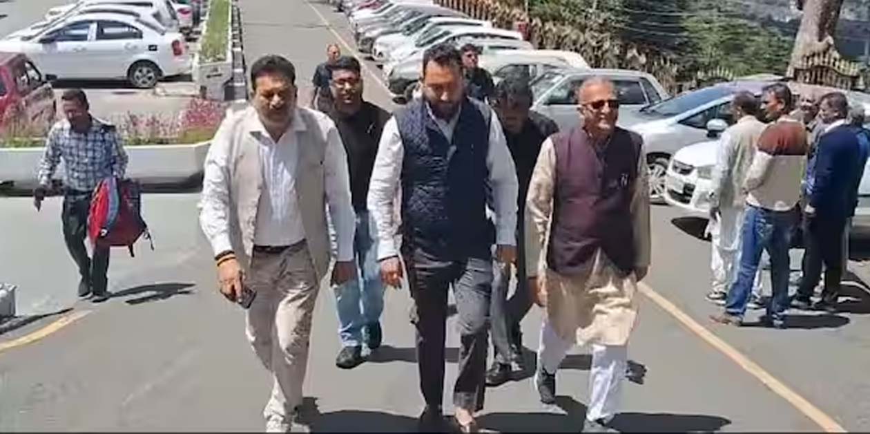 Himachal News: विधानसभा स्पीकर के पास नोटिस का जवाब देने पहुंचे तीनों निर्दलीय विधायक