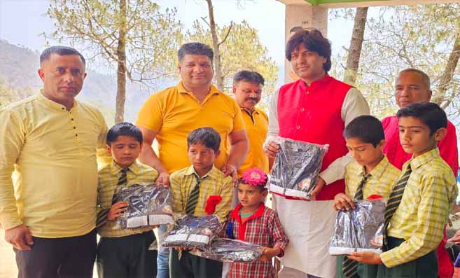 Solan News: ओम आर्य ने प्रेम नगर में स्कूली बच्चों को खेलने के लिए ट्रैकसूट किए आवंटित