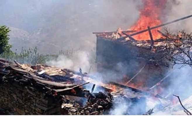 Mandi News: सुंदरनगर के जरल गांव में दो मंजिला मकान जलकर राख, लाखों का नुकसान, 11 भेड़-बकरियां जिंदा जलीं