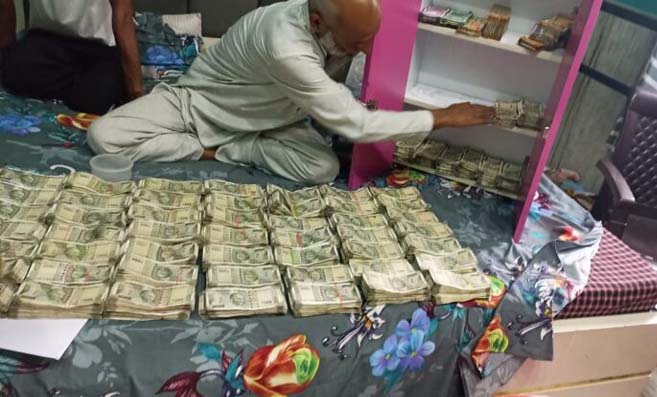 Sirmour News: पांवटा में ड्रग्स माफिया के घर से पुलिस ने बरामद किये 59 लाख..! आरोपी फरार