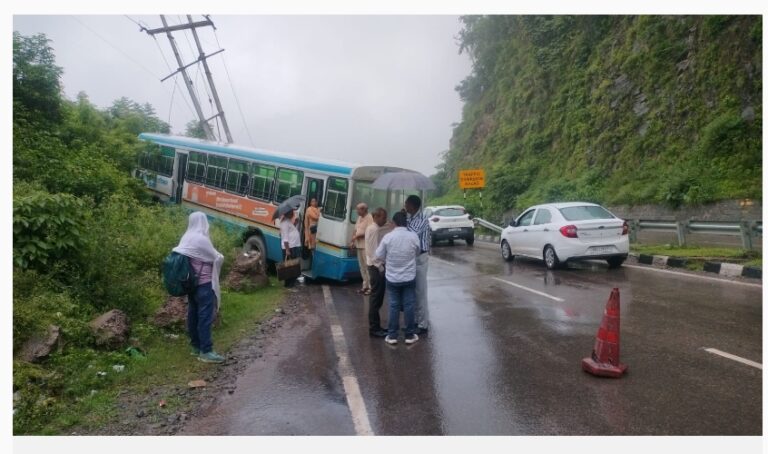 Himachal News: बाइक सवार को बचाने के चक्कर में बिजली खंभे से टकराई हरियाणा रोडवेज की बस, बाल-बाल बचे यात्री