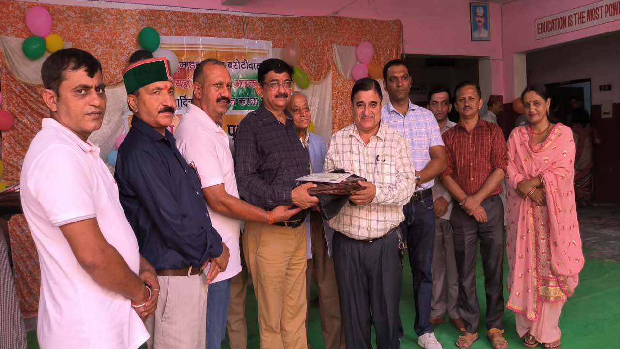 Solan News: समाज सेवा व पत्रकारिता के लिए डॉ गिरधारी लाल कश्यप को किया सम्मानित