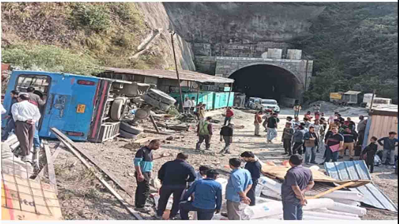 Solan News: कंडाघाट में सड़क किनारे पलटी बस, दो दर्जन यात्री घायल