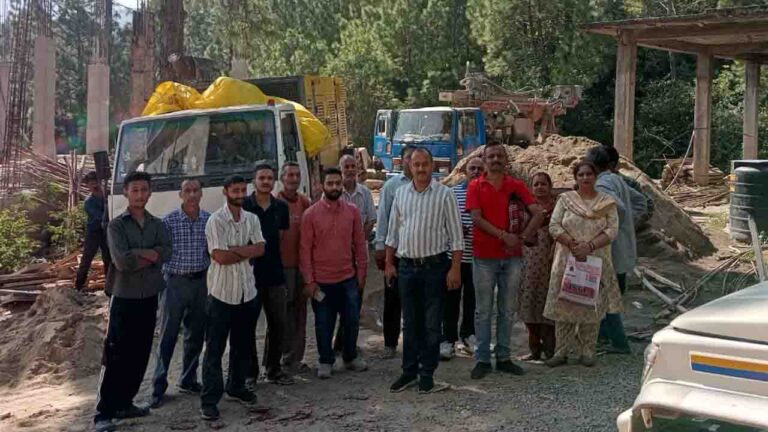 Solan News: व्यवसायिक बोर करने आई मशीन का गुल्हाडी पंचायत के ग्रामीणों ने किया विरोध.!