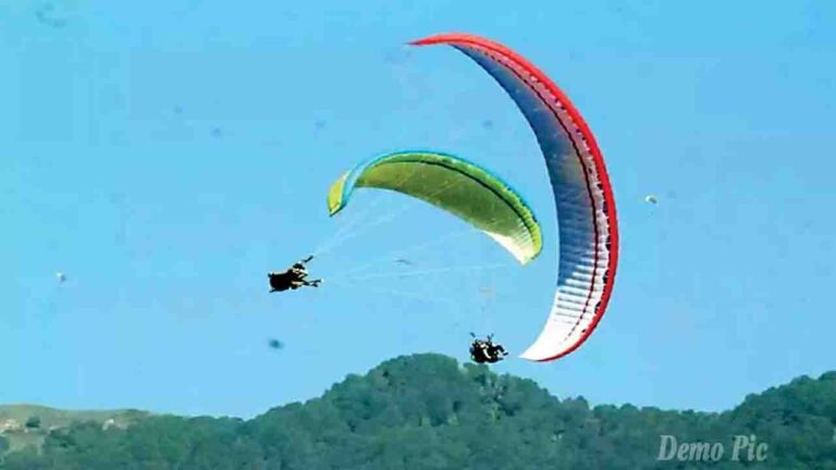 Kullu: कुल्लू में पैराग्लाइडिंग के दौरान बड़ा हादसा, आपस में टकराए दो पैराग्लाइडर, सैलानी की हुई मौत..!