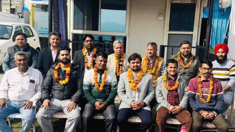 Sirmour News: दून प्रेस क्लब के अध्यक्ष का ताज मुकेश रमौल के सिर, उपाध्यक्ष भीम सिंह