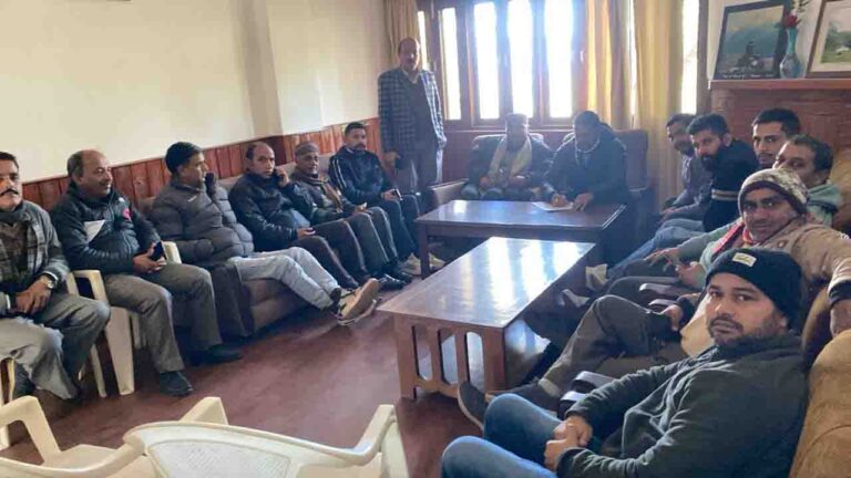 Solan News: कसौली में लोक निर्माण विभाग के ठेकेदारों में रोष, सरकार की कार्यप्रणाली पर उठाए सवाल