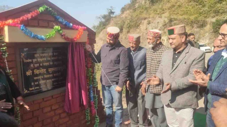 Solan: कसौली विधायक ने किया जामली पुल और एंबुलेंस रोड का उद्घाटन, जन समस्याओं को भी सुना 