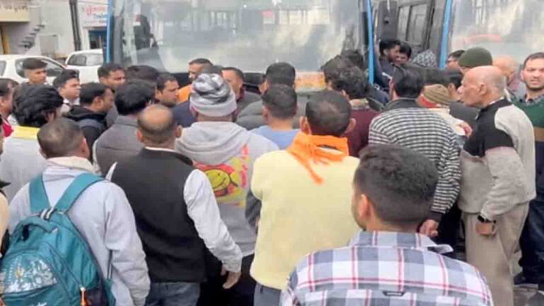 Bilaspur: घुमारवीं बस अड्डे पर प्रेमी जोड़े और बस परिचालक के बीच विवाद, मारपीट की घटना सामने आई..!