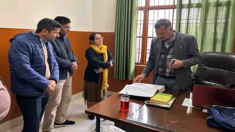 Bilaspur: मंत्री राजेश धर्मानी ने किया सामुदायिक स्वास्थ्य केंद्र हटवाड़ का औचक निरीक्षण