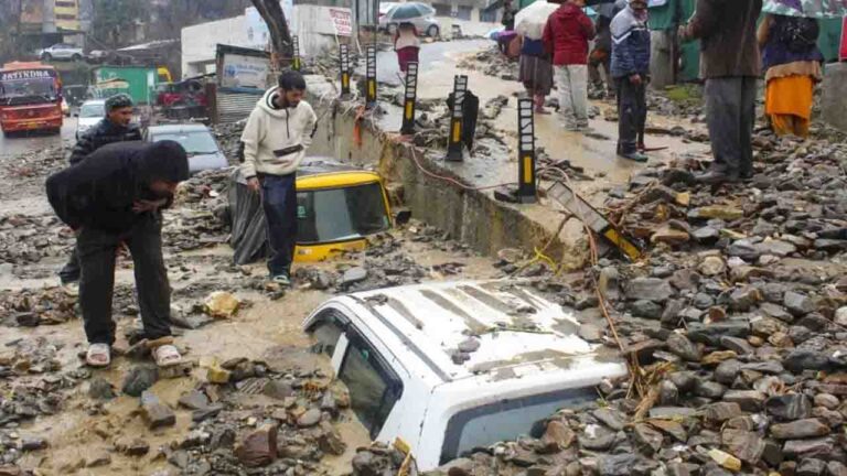 Himachal Heavy Rain Alert: हिमाचल प्रदेश में मूसलाधार बारिश, बाढ़ और भूस्खलन, गाड़ियां बही, देखें Video