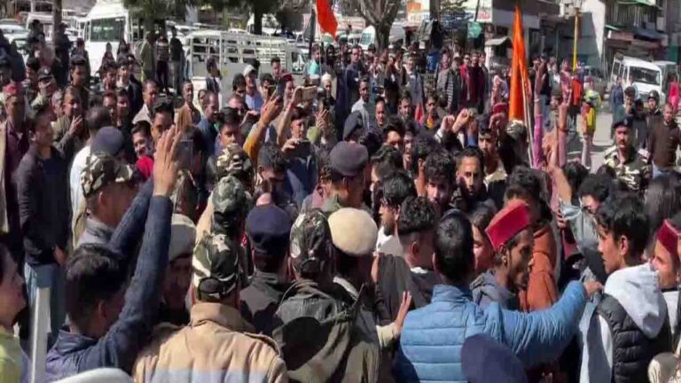 Kullu: सीएम सुक्खू का पुतला फूंकते छात्रों और पुलिस से की धक्कामुक्की..!