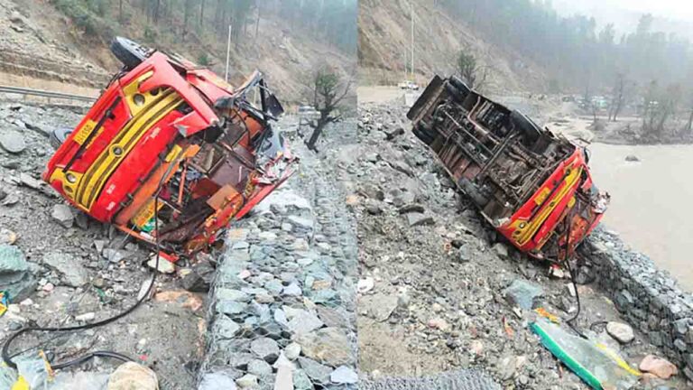 Mandi: भूस्खलन की चपेट में आने से सड़क किनारे पलटी निजी बस..!