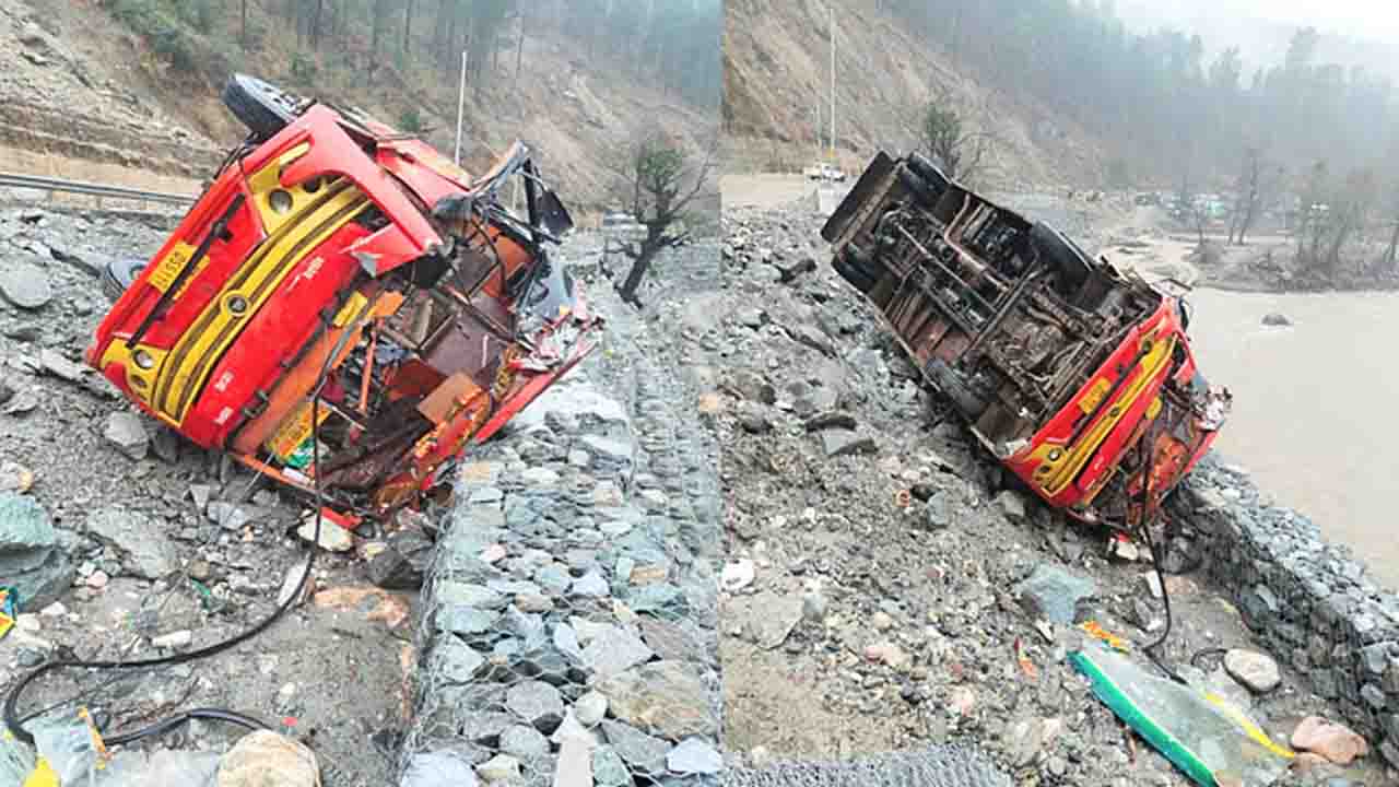 Mandi: भूस्खलन की चपेट में आने से सड़क किनारे पलटी निजी बस..!