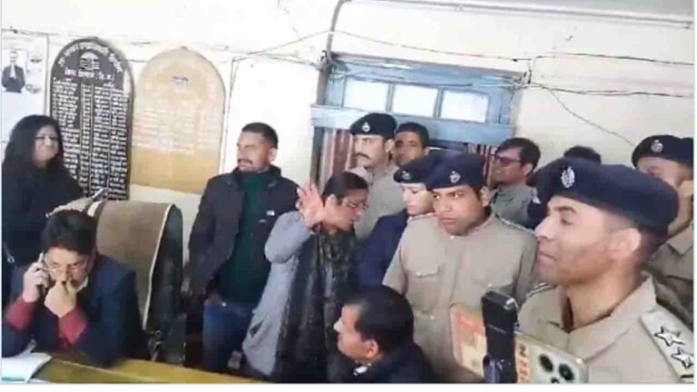 Shimla: ठियोग में पेयजल सकंट पर लोगों ने काटा बवाल, एसडीएम दफ्तर का किया घेराव.!