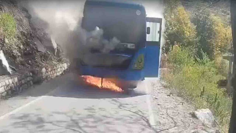 Shimla: सवारियों से भरी HRTC की चलती बस में भड़की आग, मची चीख-पुकार.!