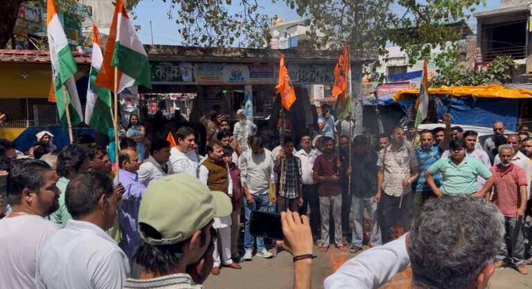 Kangra: पहलगाम में हुए नरसंहार पर लोगों का रोष, फतेहपुर विस में रैलियाँ निकाली गईं, पुतले फूंके गए