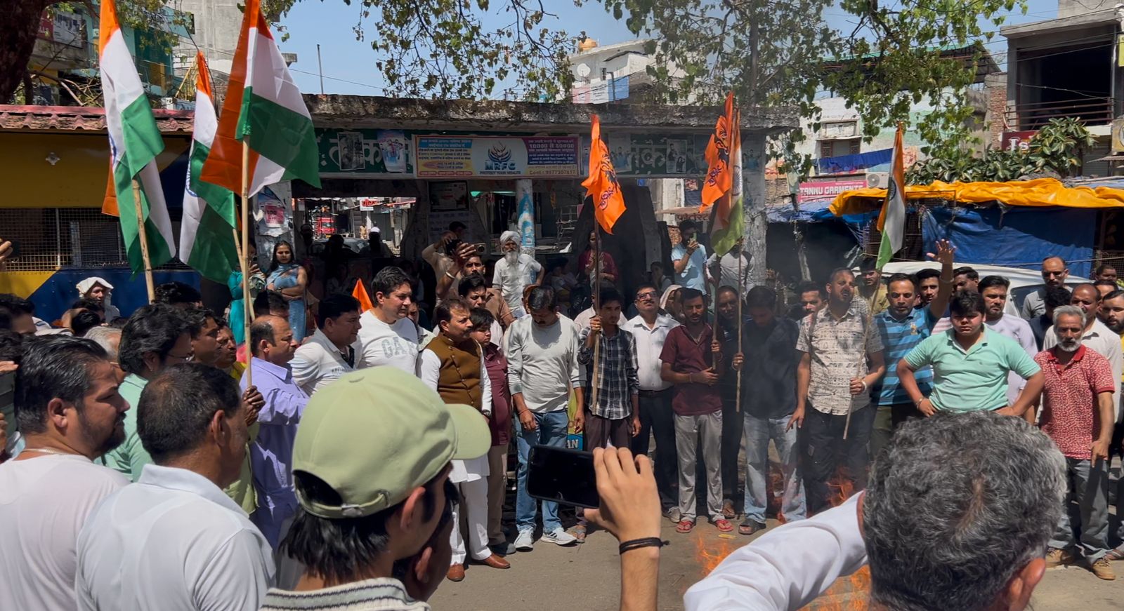 Kangra: पहलगाम में हुए नरसंहार पर लोगों का रोष, फतेहपुर विस में रैलियाँ निकाली गईं, पुतले फूंके गए