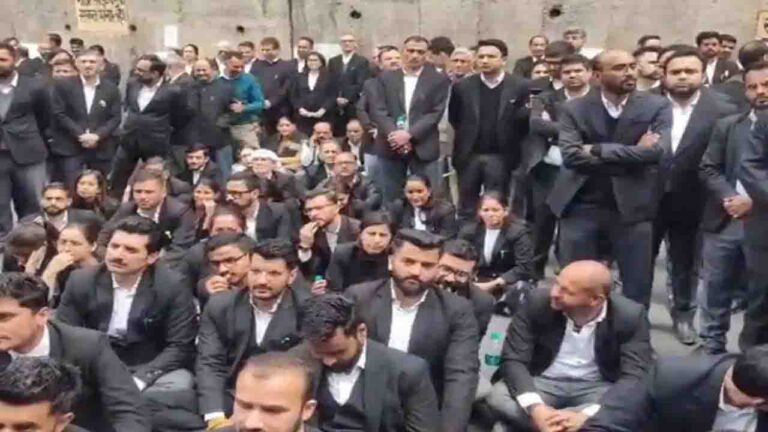 Shimla Advocate Protest: शिमला में वकीलों का हंगामा, कॉन्स्टेबल ने पकड़ा था वकील का कॉलर..!