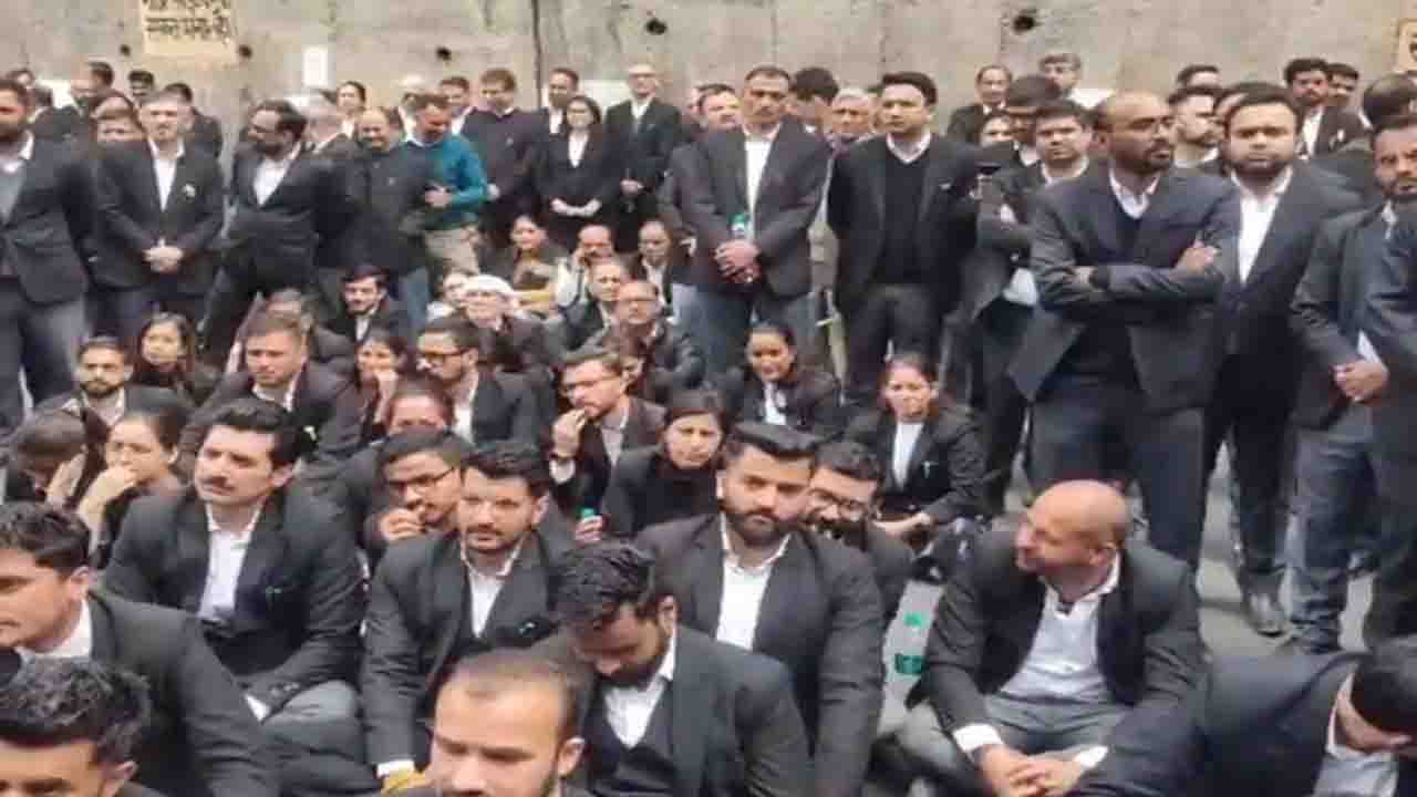 Shimla Advocate Protest: शिमला में वकीलों का हंगामा, कॉन्स्टेबल ने पकड़ा था वकील का कॉलर..!