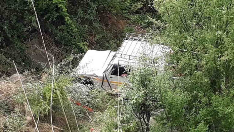 Shimla News: खाई में बोलेरो कैंपर गिरने से एक महिला की मौत, 24 लोग घायल..!