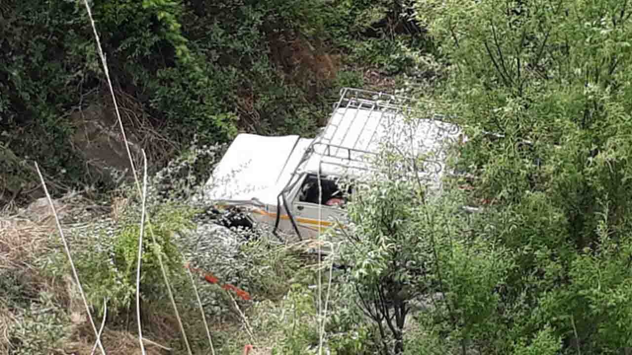 Shimla News: खाई में बोलेरो कैंपर गिरने से एक महिला की मौत, 24 लोग घायल..!