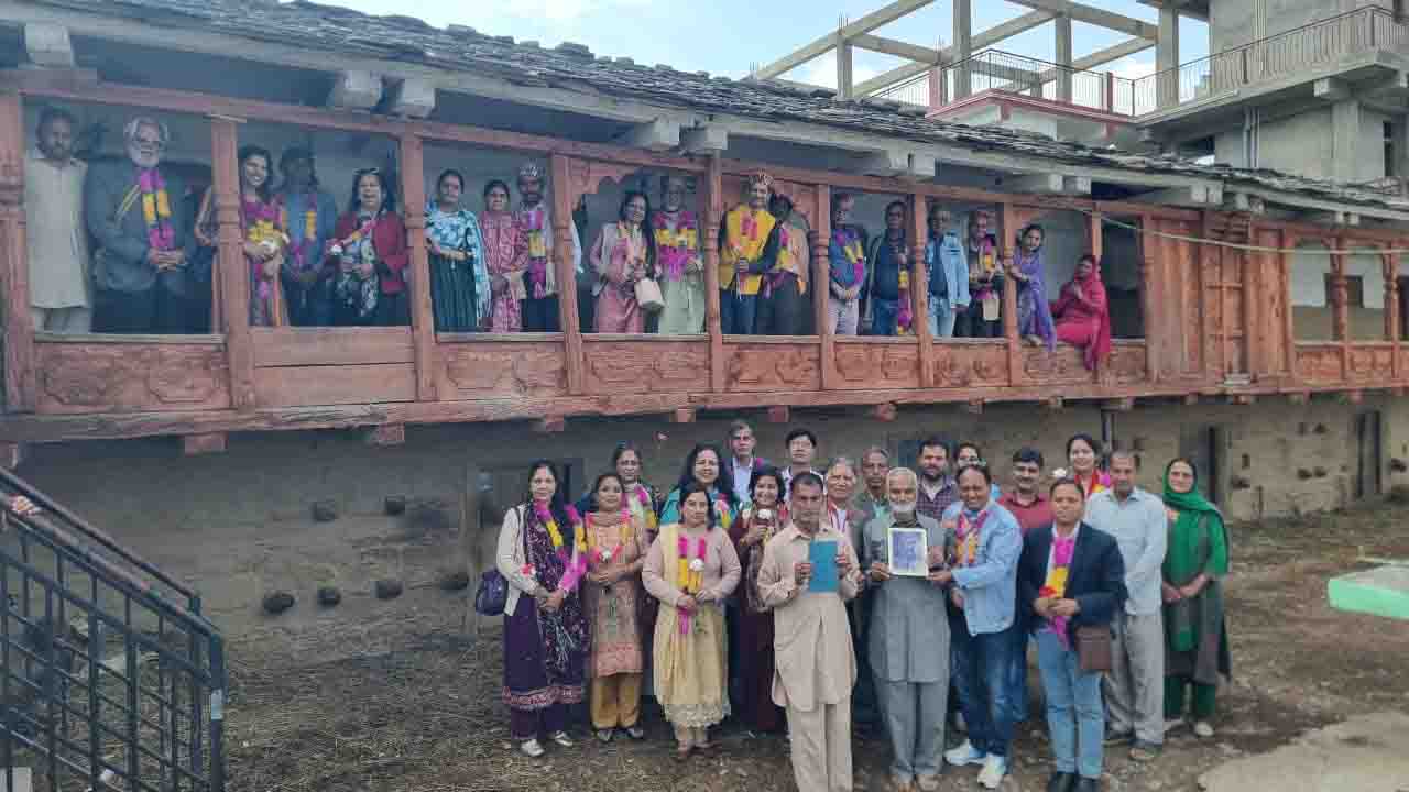 Solan: कुफरी, चायल और भलकू के पुश्तैनी गांव में लेखकों ने की साहित्य गोष्ठियां, बी आर मेहता सहित भलकू के परिजनों को भी किया सम्मानित