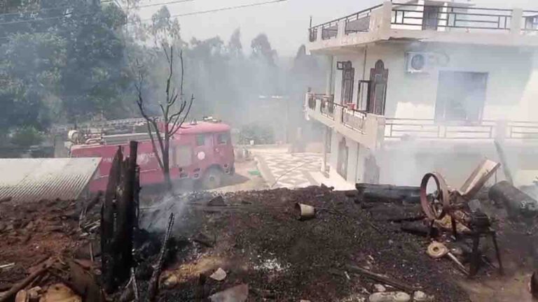 Fire Incident: घुमारवीं के डंगार में शैड जलकर खाक, 4 लाख का नुकसान.!