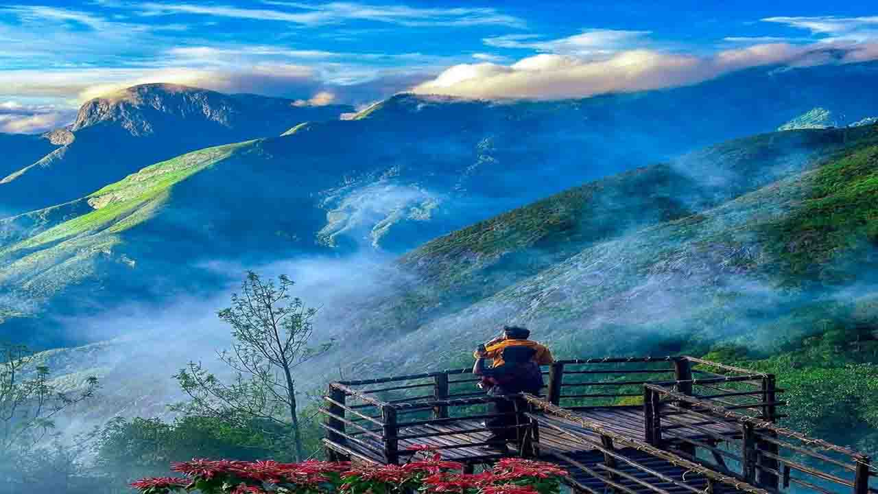 Munnar: चाय की घाटियों में बसा हिल स्टेशन, जहाँ हरियाली सांस लेती है तो बादल पहाड़ियों से गले मिलते हैं...!