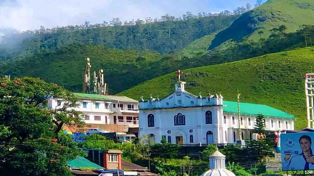 Munnar: चाय की घाटियों में बसा हिल स्टेशन, जहाँ हरियाली सांस लेती है तो बादल पहाड़ियों से गले मिलते हैं...!