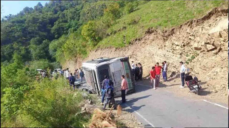 HRTC Bus Accident: अर्की के सरयांज में बीच सड़क पर पलटी बस, 13 यात्री घायल, अर्की अस्पताल में इलाज जारी
