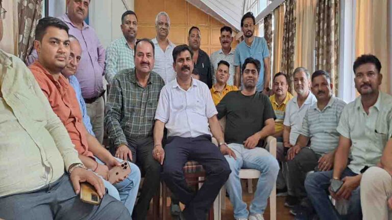 Mandi News: ठेकेदार कल्याण संघ के सदस्यों ने कहा जल्द करें भुगतान करे सरकार, नहीं तो आत्मदाह को होंगे मजबूर..!