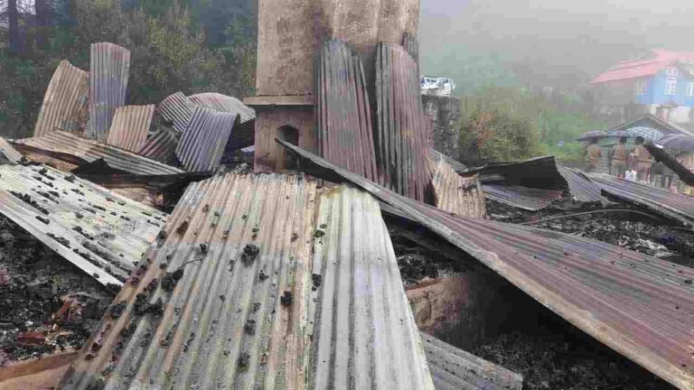 Rest House Fire: सिरमौर के ठंडीधार में 60 साल पुराना वन रेस्ट हाउस जलकर खाक, पेट्रोल छिड़ककर आग लगाने का आशंका..!