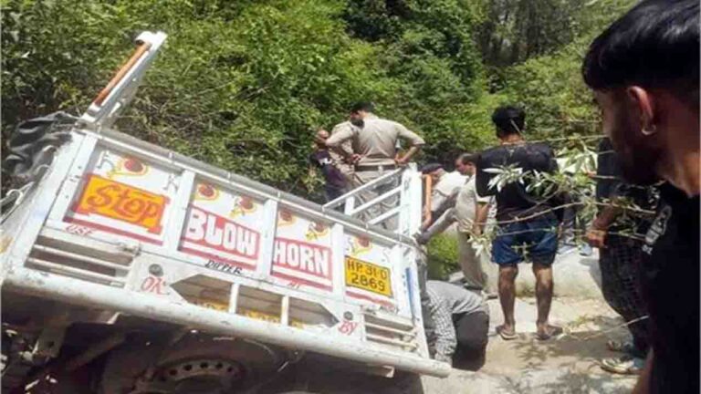 Mandi News: चैलचौक-देवीदहड़ सड़क पर दर्दनाक हादसा , 2 लोगों की मौत 20 घायल