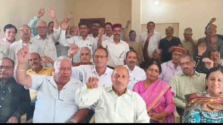 Mandi News: हिमाचल परिवहन सेवानिवृत्त कर्मचारी कल्याण मंच में सरकार के खिलाफ पेंशन न मिलने पर गुस्सा, सड़कों पर उतरने की दी चेतावनी